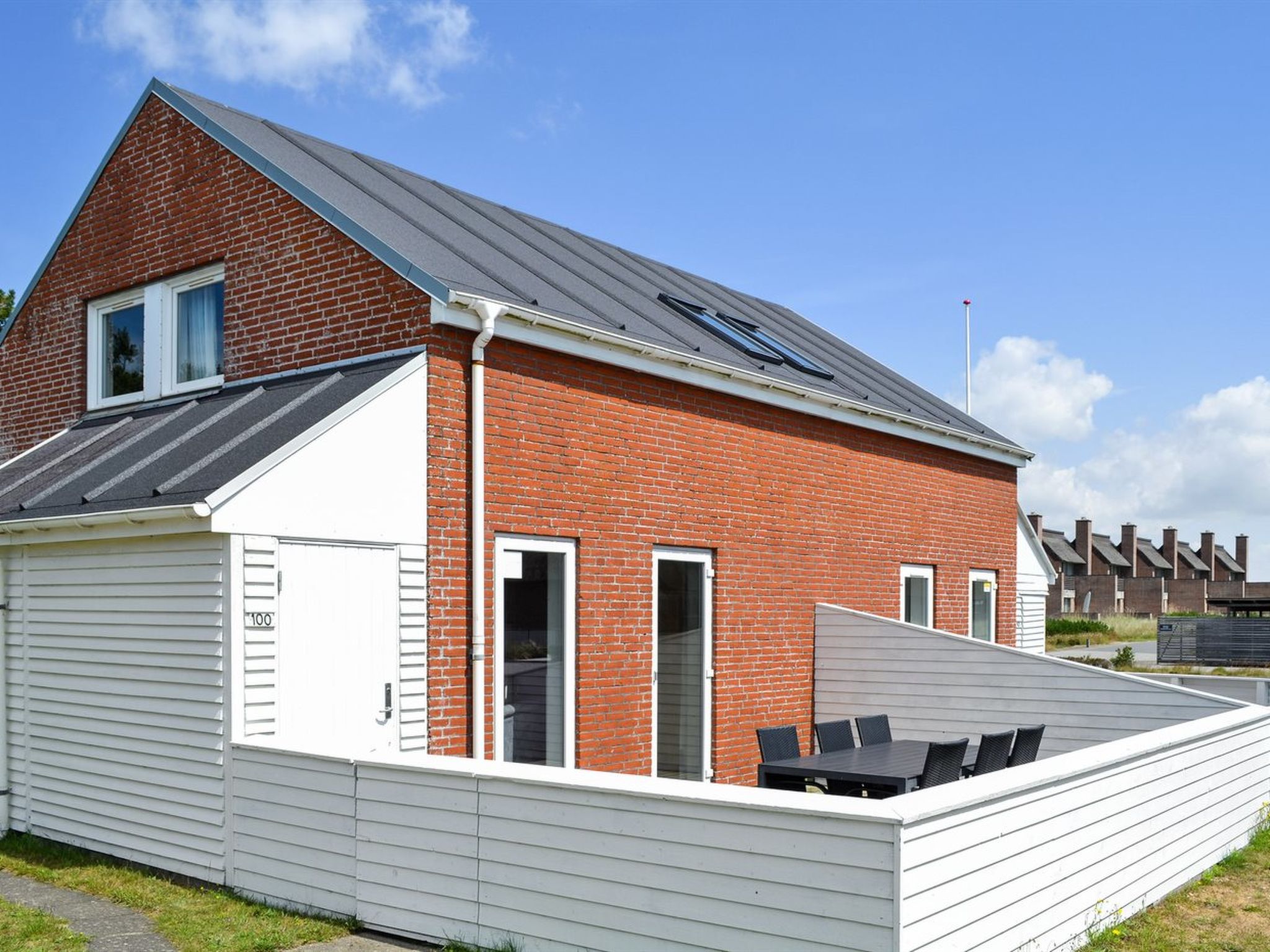 "Tinna" - 2.3km from the sea", 4-Zimmer-Wohnung 73 m2. Objekt geeignet für 6 Erwachsene. Wohnzimmer mit TV und Radio. 1 Zimmer mit 2 Betten. 1 Zimmer mit 1 x 2 Etagenbetten. 1 Zimmer mit 1 Doppelbett..