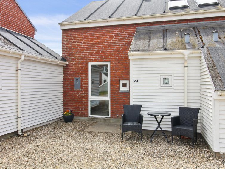 "Faidra" - 2.5km from the sea", appartement 3-kamers 71 m2. Het objekt is geschikt voor 6 volwassenen. Woonkamer met TV, radio en CD-speler. 1 kamer met 1 x 2 stapelbedden. Keuken (oven, afwasmachine,..