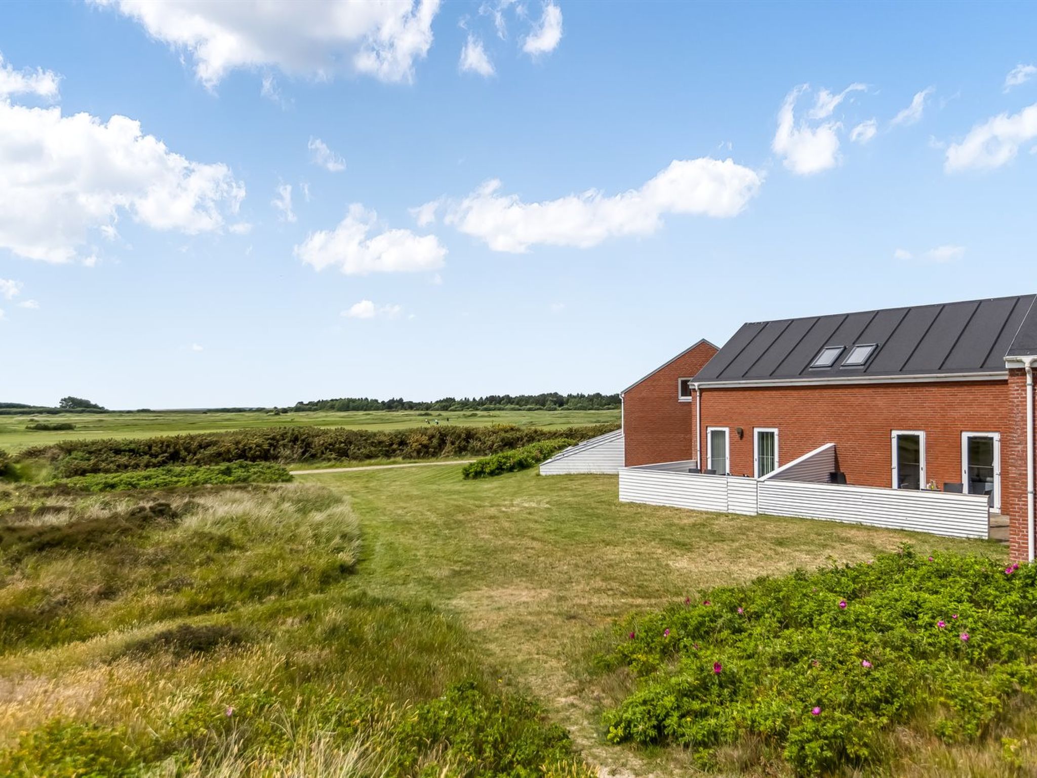 "Anelia" - 2.3km from the sea", 2-Zimmer-Wohnung 73 m2. Objekt geeignet für 4 Erwachsene. Wohnzimmer mit TV. Küche (4 Kochplatten, Backofen, Mikrowelle, Tiefkühler). Obergeschoss: 1 Zimmer mit 2 Be..