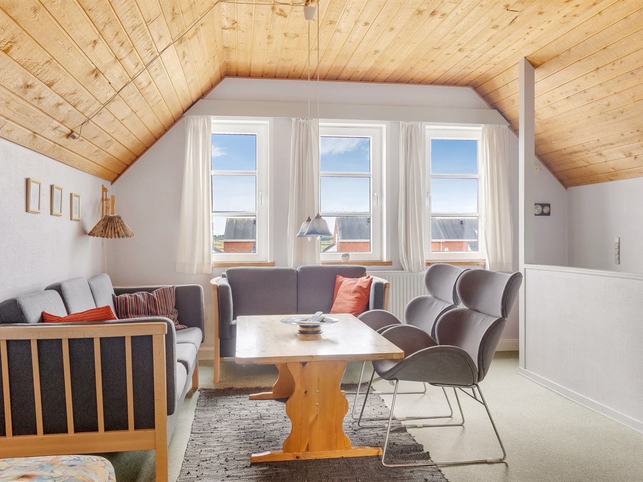 "Lynne" - 2.3km from the sea — Living Room (5 of 20)