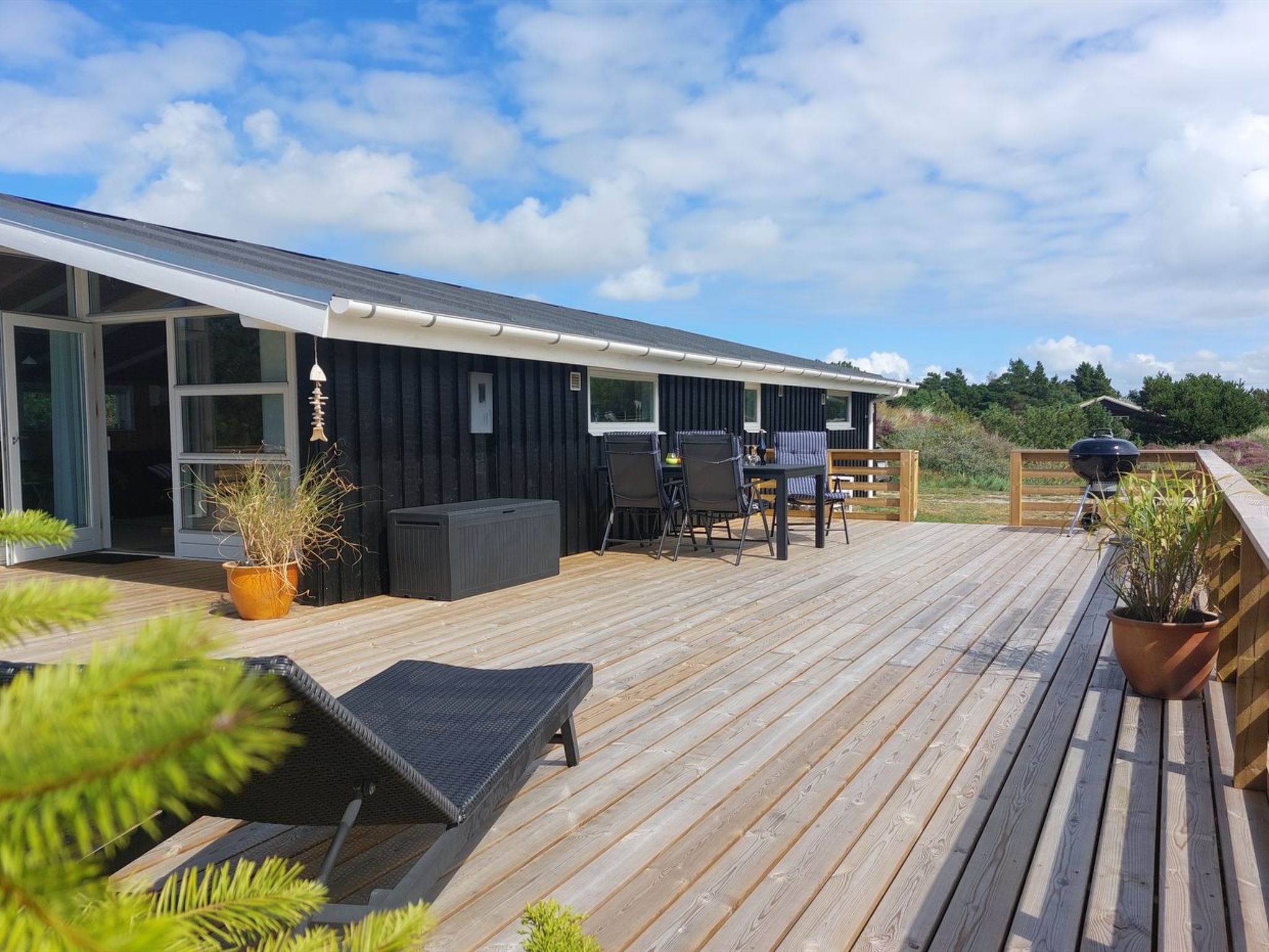 "Elgin" - 1.8km from the sea-Outside