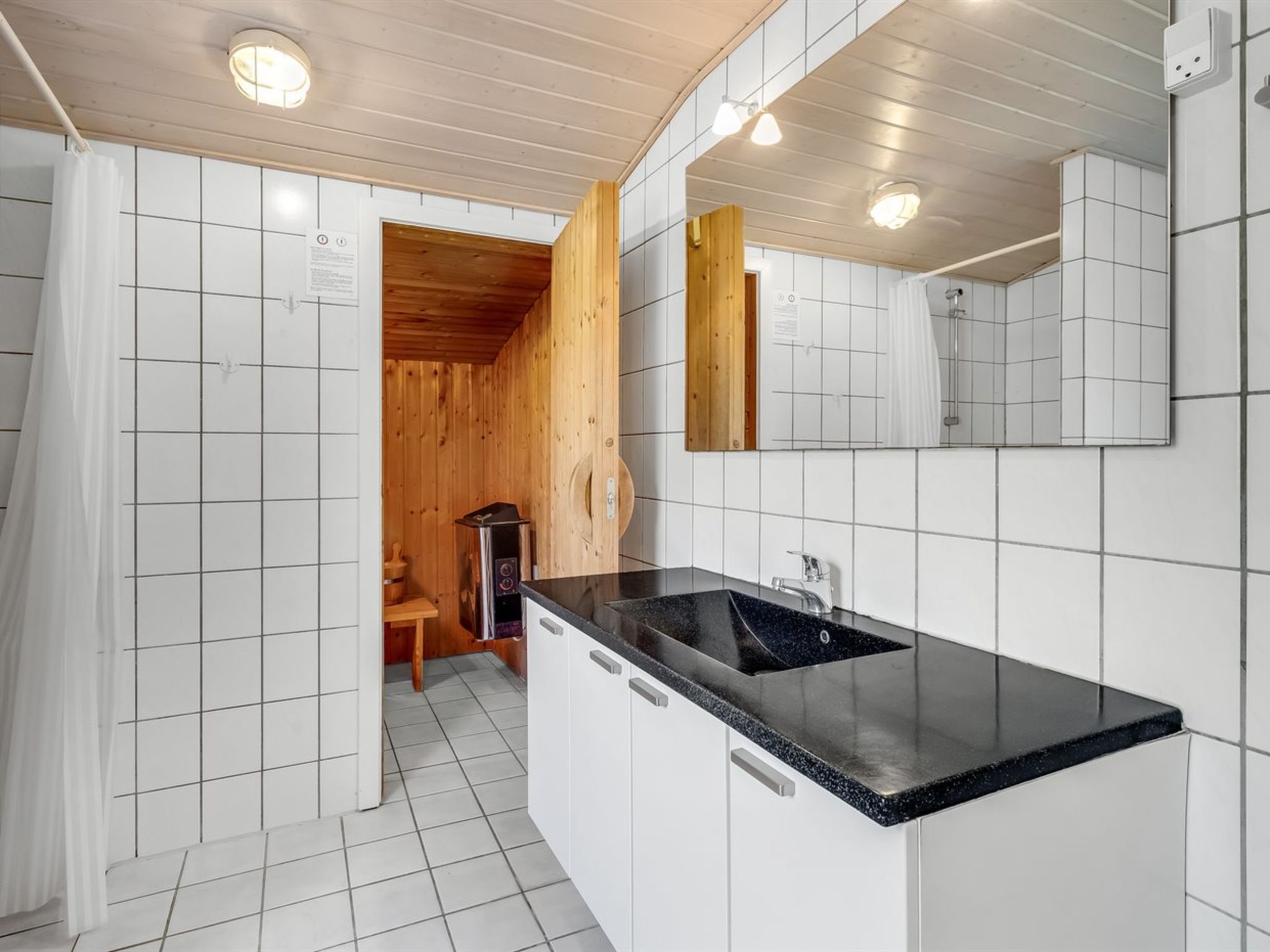 "Roald" - 2.2km from the sea - Drinnen