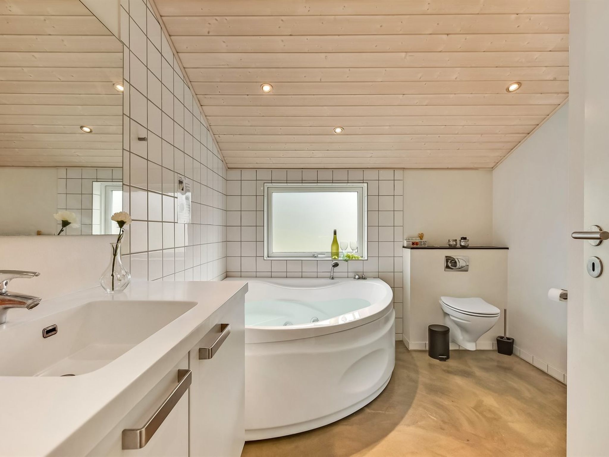 "Lav" - 3.8km from the sea - Binnen