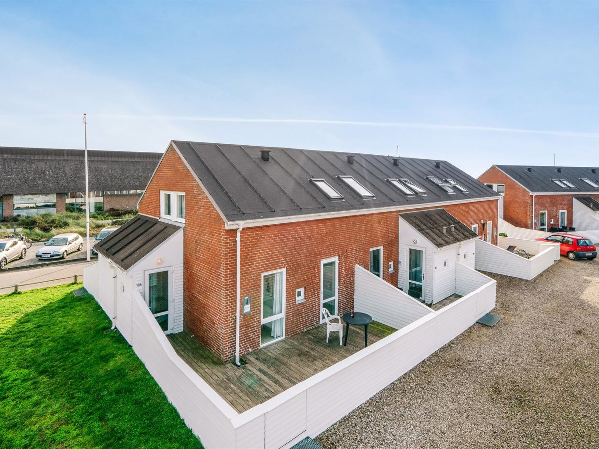 "Ginger" - 2.3km from the sea", 4-Zimmer-Wohnung 73 m2. Objekt geeignet für 6 Erwachsene. Wohnzimmer mit 1 Diwanbett, TV, Radio und DVD. 1 Zimmer mit 1 Doppelbett. 1 Zimmer mit 2 Betten. 1 Zimmer mit..