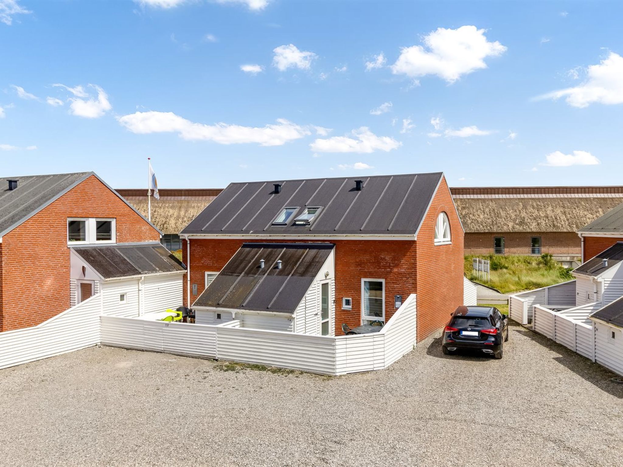 "Nils" - 2.3km from the sea", 4-Zimmer-Wohnung 73 m2. Objekt geeignet für 6 Erwachsene. Wohnzimmer mit 1 Diwanbett, TV, Radio, CD und DVD. 1 Zimmer mit 1 Bett. 1 Zimmer mit 1 Doppelbett. 1 Zimmer mit..