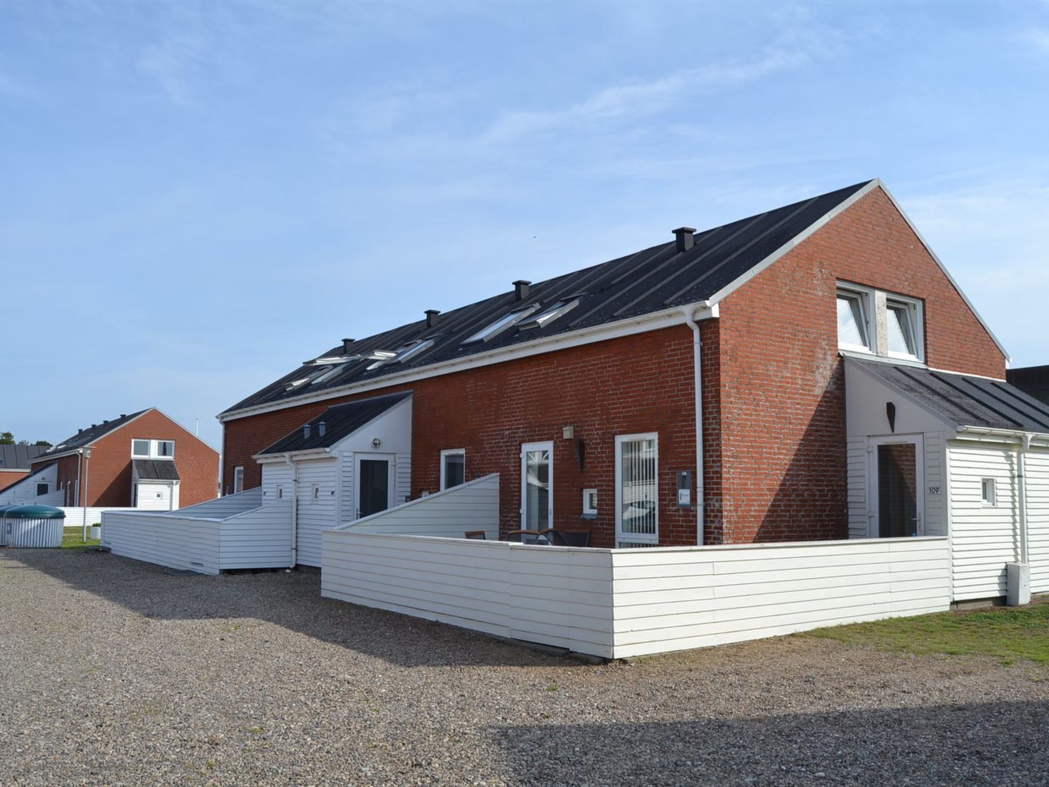 "Arna" - 2.3km from the sea", appartement 4-kamers 73 m2. Het objekt is geschikt voor 6 volwassenen. Woonkamer met TV, radio en DVD. 1 kamer met 1 2-pers bed. 1 kamer met 2 bedden. 1 kamer met 1 2-per..