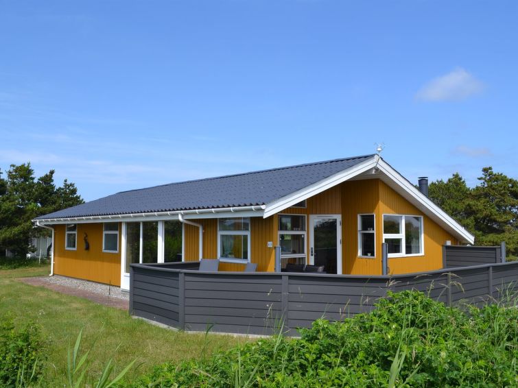 "Elsbeth" - 500m from the sea", huis 2-kamers 75 m2. Het objekt is geschikt voor 4 volwassenen + 1 kinderen. Woonkamer met TV en stereo-installatie. 1 kamer met 1 2-pers bed. 1 kamer met 2 bedden. Keu..
