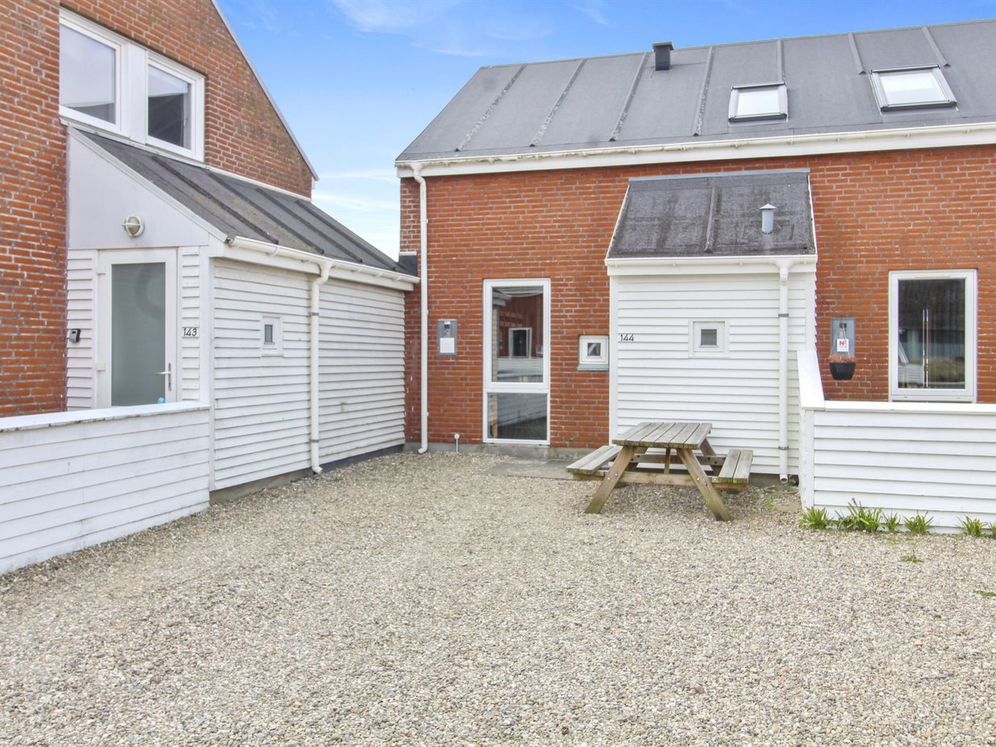 "Héléne" - 2.3km from the sea", 4-Zimmer-Wohnung 71 m2. Objekt geeignet für 6 Erwachsene. Wohnzimmer mit TV. 1 Zimmer mit 1 x 2 Etagenbetten. Küche (Backofen, Geschirrspüler, 4 Glaskeramikplatten..