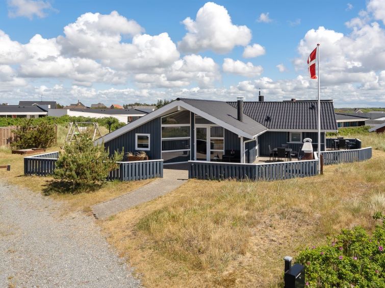 "Freek" - 400m from the sea", 4-Zimmer-Haus 96 m2. Objekt geeignet für 8 Erwachsene. Wohnzimmer mit 1 Doppelbett, TV, CD, Stereoanlage und DVD. 1 Zimmer mit 1 Doppelbett. 1 Zimmer mit 2 Betten. 1 Zim..