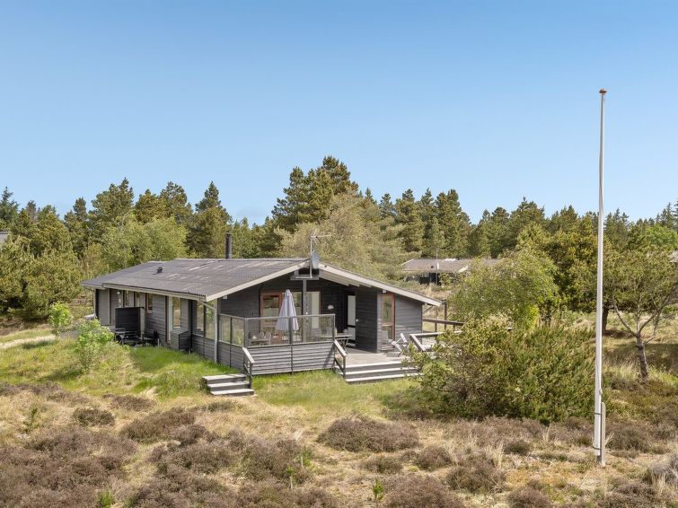 "Arjuna" - 3.8km from the sea", huis 3-kamers 68 m2. Het objekt is geschikt voor 6 volwassenen. Woonkamer met TV, radio en DVD. 1 kamer met 2 bedden. 1 kamer met 1 x 2 stapelbedden. 1 kamer met 1 2-pe..