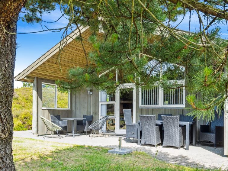 "Erlinda" - 3.1km from the sea", 3-Zimmer-Haus 109 m2. Objekt geeignet für 8 Erwachsene + 1 Kind. Wohnzimmer mit TV, Radio, CD und Stereoanlage. 1 Zimmer mit 2 Betten. 1 Zimmer mit 1 Doppelbett. 1 Zi..