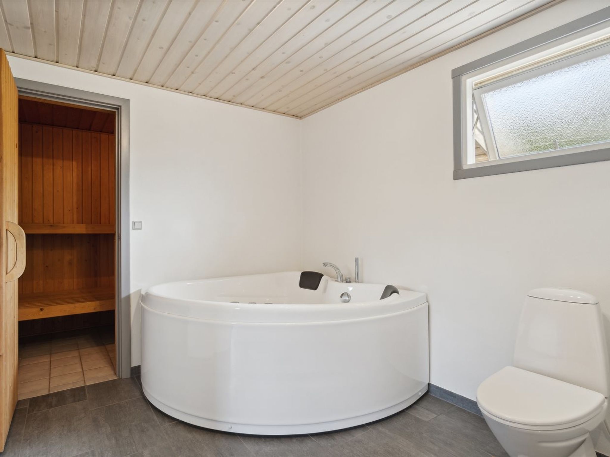 "Erlinda" - 3.1km from the sea - Binnen