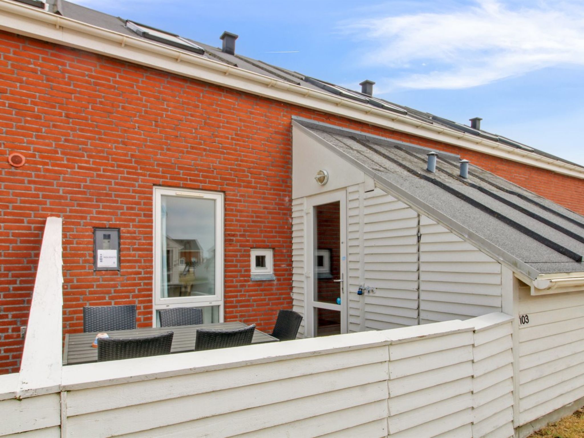 "Rebus" - 2.3km from the sea", appartement 4-kamers 73 m2. Het objekt is geschikt voor 5 volwassenen. Woonkamer met 1 divanbed, TV, radio en DVD. 1 kamer met 1 2-pers bed. 1 kamer met 2 bedden. 1 kame..