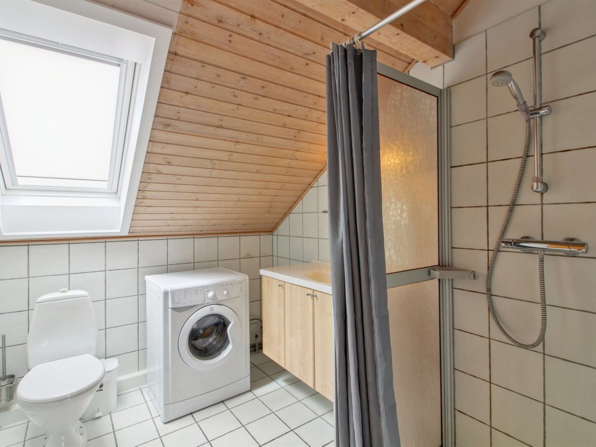 "Rebus" - 2.3km from the sea - Inside