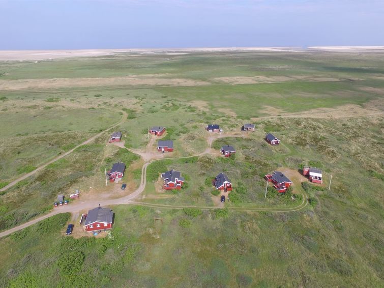 "Mortensen" - 350m from the sea", huis 2-kamers 50 m2. Het objekt is geschikt voor 2 volwassenen. Woonkamer met 1 2-pers divanbed, TV, CD-speler, stereo-installatie en DVD. 1 kamer met 1 2-pers bed. K..