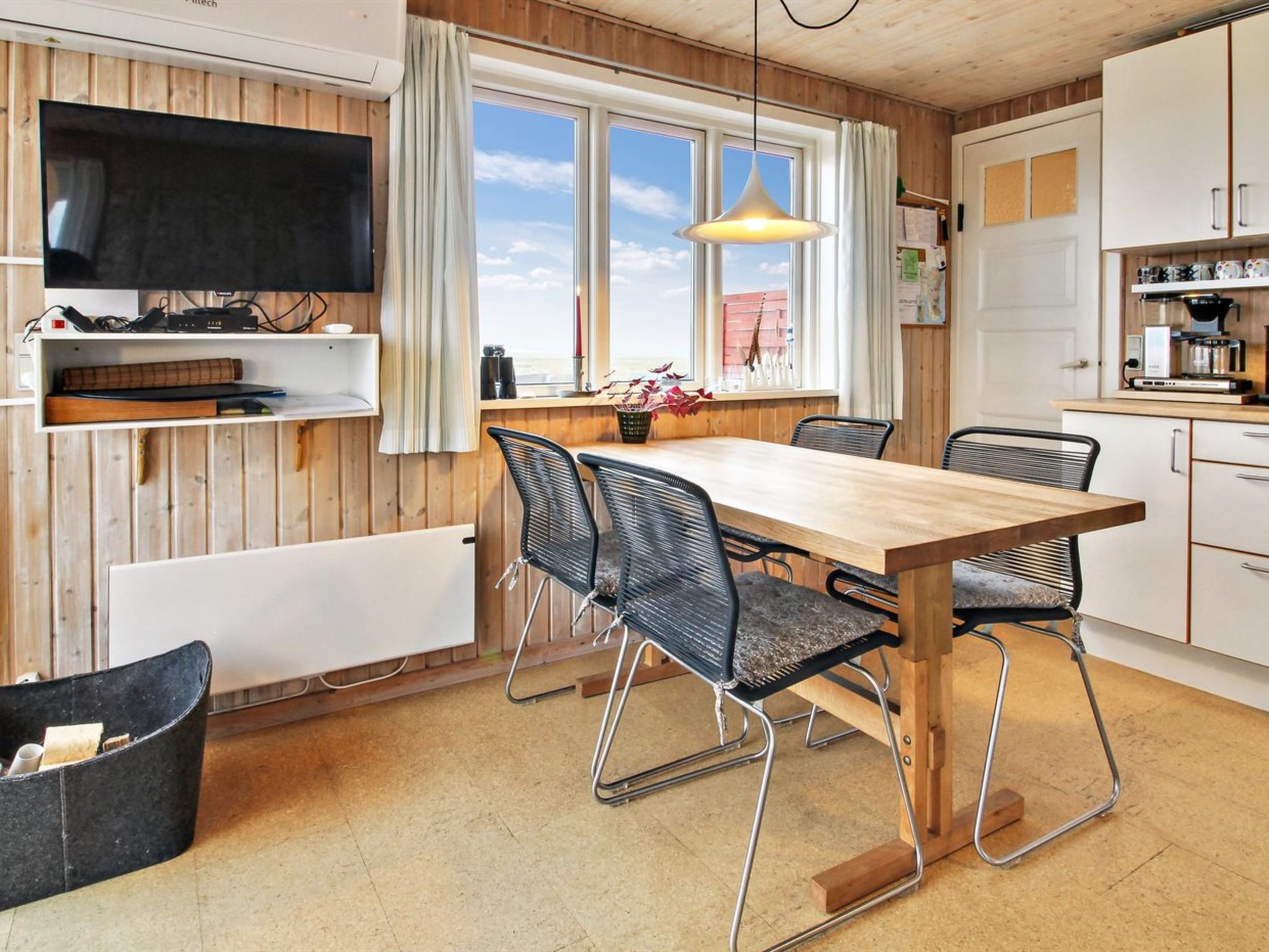 "Blomma" - 350m from the sea - Binnen
