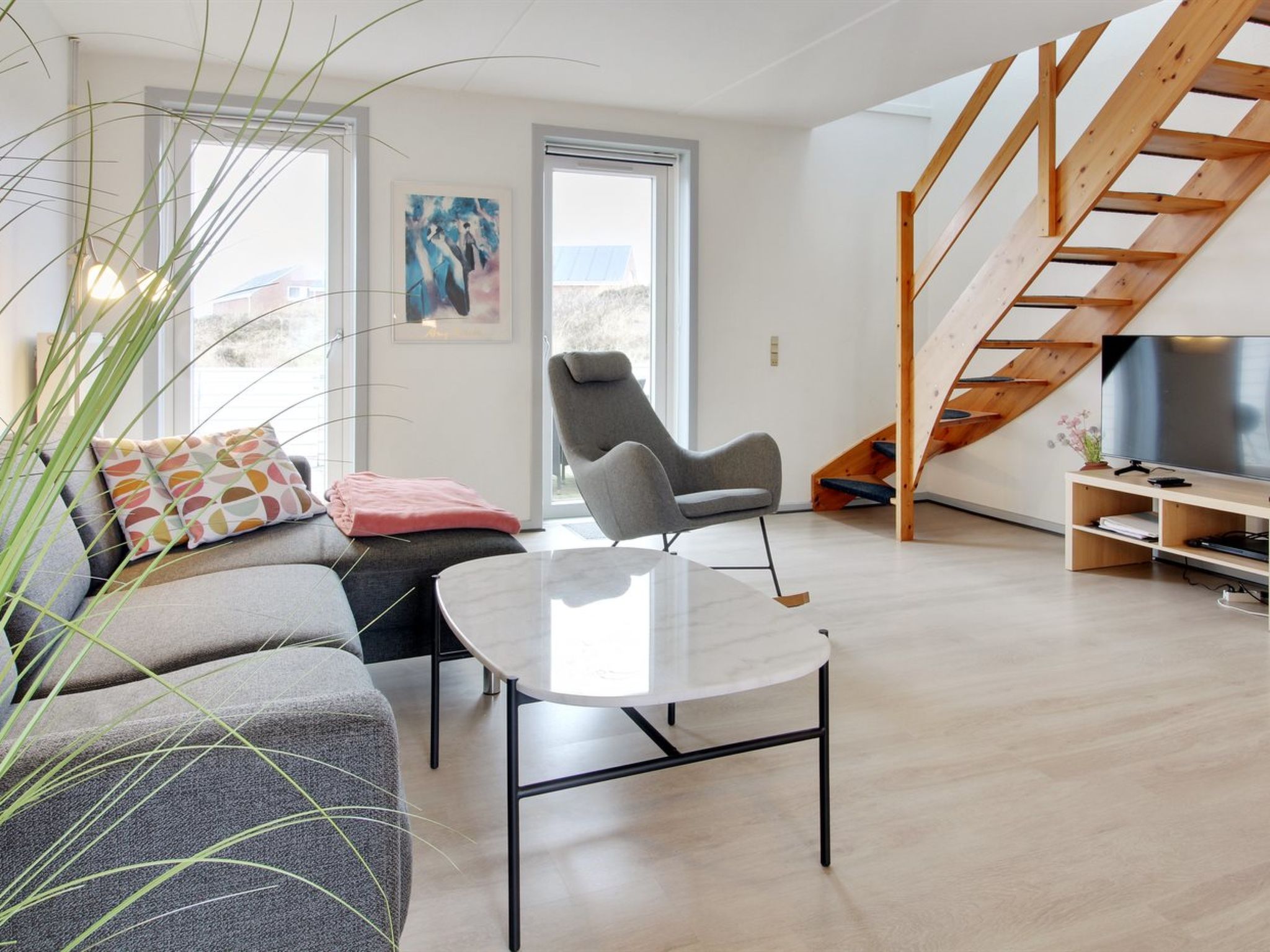 "Mirija" - 2.3km from the sea", 2-Zimmer-Wohnung 73 m2. Objekt geeignet für 4 Erwachsene. Wohnzimmer mit TV, CD, Stereoanlage und DVD. 1 Zimmer mit 1 Doppelbett. 1 Zimmer mit 2 Betten. Küche (4 Koch..