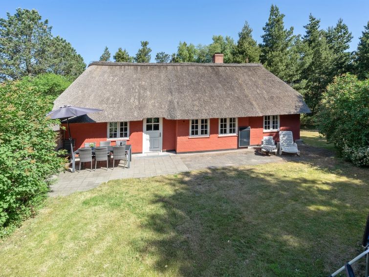 "Gudmund" - 3.9km from the sea", huis 3-kamers 100 m2. Het objekt is geschikt voor 8 volwassenen + 1 kinderen. Woonkamer met TV, radio, CD-speler, stereo-installatie en DVD. 1 kamer met 1 2-pers bed. ..