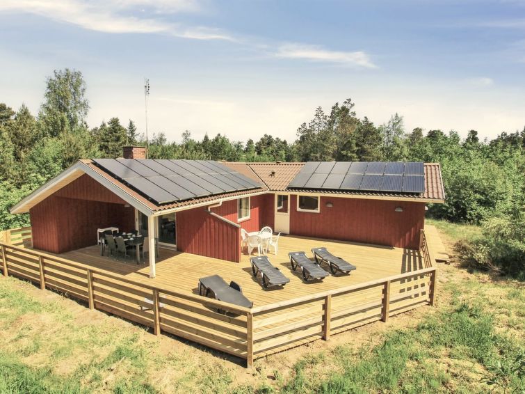 "Reidar" - 1km from the sea", 3-Zimmer-Haus 119 m2. Objekt geeignet für 6 Erwachsene. Wohnzimmer mit TV, CD, Stereoanlage und DVD. 1 Zimmer mit 1 Doppelbett. 1 Zimmer mit 1 Doppelbett. 1 Zimmer mit 1..