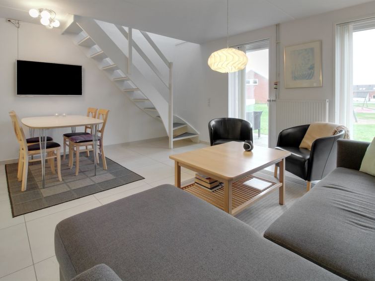 "Ennike" - 2.3km from the sea", appartement 4-kamers 73 m2. Het objekt is geschikt voor 5 volwassenen. Woonkamer met TV en radio. 1 kamer met 1 2-pers bed. 1 kamer met 2 bedden. 1 kamer met 1 bed. Keu..
