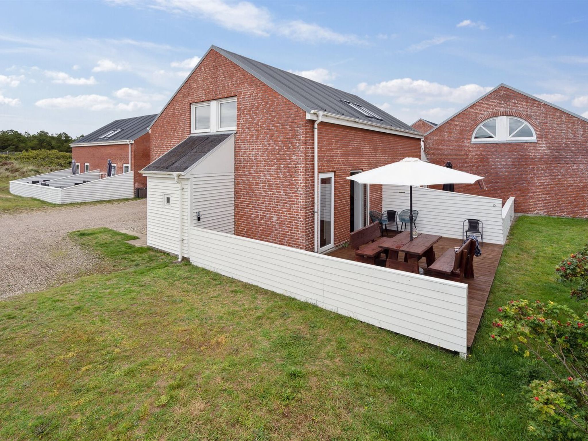 "Edly" - 2.3km from the sea - Outside