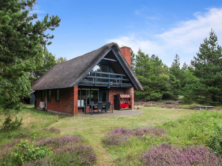 "Anna" - 1km from the sea", huis 4-kamers 102 m2. Het objekt is geschikt voor 6 volwassenen + 1 kinderen. Woonkamer met TV, radio en DVD. 1 kamer met 1 x 2 stapelbedden. Keuken (4-pits kookplaat, oven..