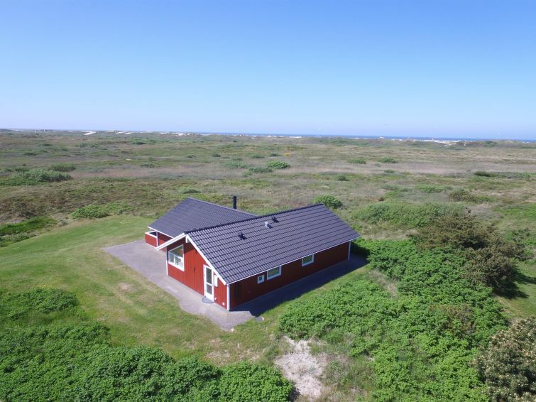 "Oivi" - 430m from the sea", huis 3-kamers 84 m2. Het objekt is geschikt voor 6 volwassenen. Woonkamer met TV en radio. 1 kamer met 1 2-pers bed. 1 kamer met 1 2-pers bed. 1 kamer met 1 x 2 stapelbedd..