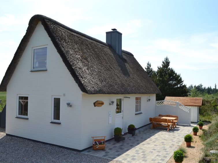 "Clare" - 4km from the sea", huis 2-kamers 74 m2. Het objekt is geschikt voor 4 volwassenen. Woonkamer met TV, radio, CD-speler en DVD. 1 kamer met 1 2-pers bed. Keuken (oven, afwasmachine, 4 keramisc..