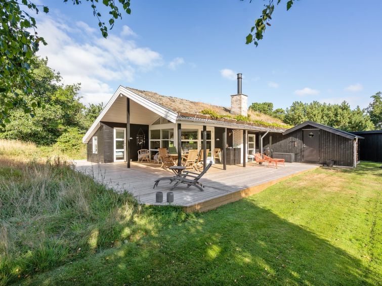 "Laerke" - 1.8km from the sea", 3-Zimmer-Haus 75 m2. Objekt geeignet für 6 Erwachsene. Wohnzimmer mit TV, Radio und DVD. 1 Zimmer mit 1 Doppelbett. Studio 1 Zimmer mit mit 1 Doppelbett. Küche (Backo..