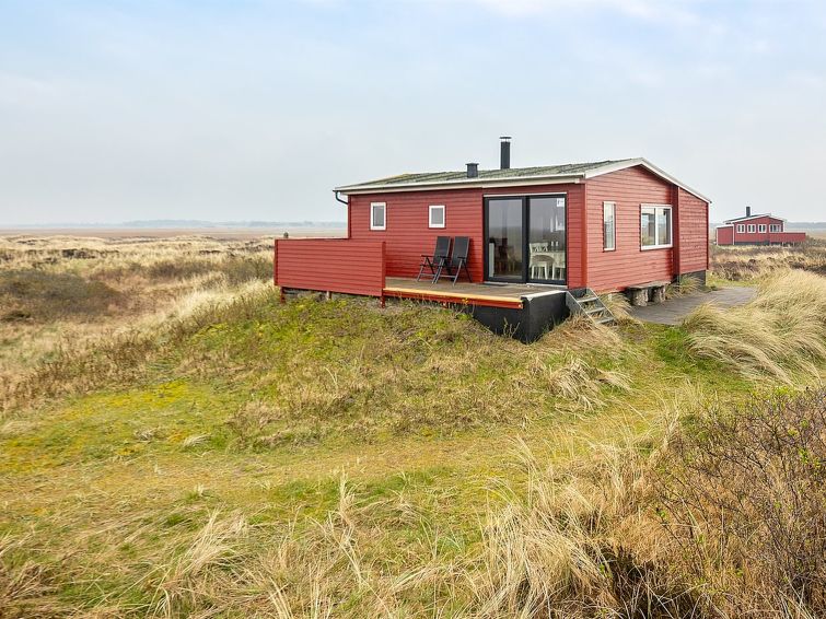 "Lennart" - 750m from the sea", huis 2-kamers 52 m2. Het objekt is geschikt voor 4 volwassenen. Woonkamer met 1 2-pers divanbed, TV en radio. 1 kamer met 1 2-pers bed. Keuken (oven, afwasmachine, 4 ke..