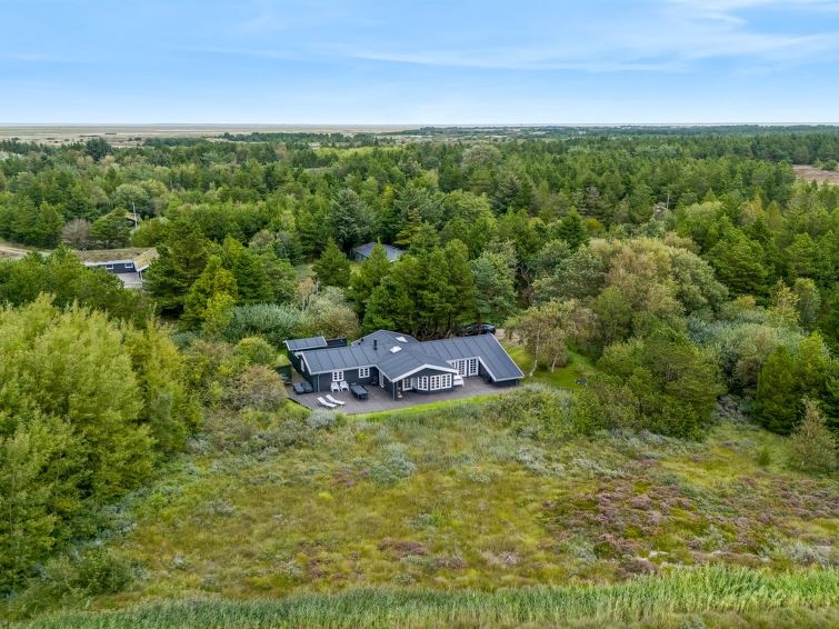 "Waldemar" - 3.4km from the sea", huis 5-kamers 130 m2. Het objekt is geschikt voor 9 volwassenen + 1 kinderen. Woonkamer met TV, radio, CD-speler en stereo-installatie. 1 kamer met 1 2-pers bed. 1 ka..
