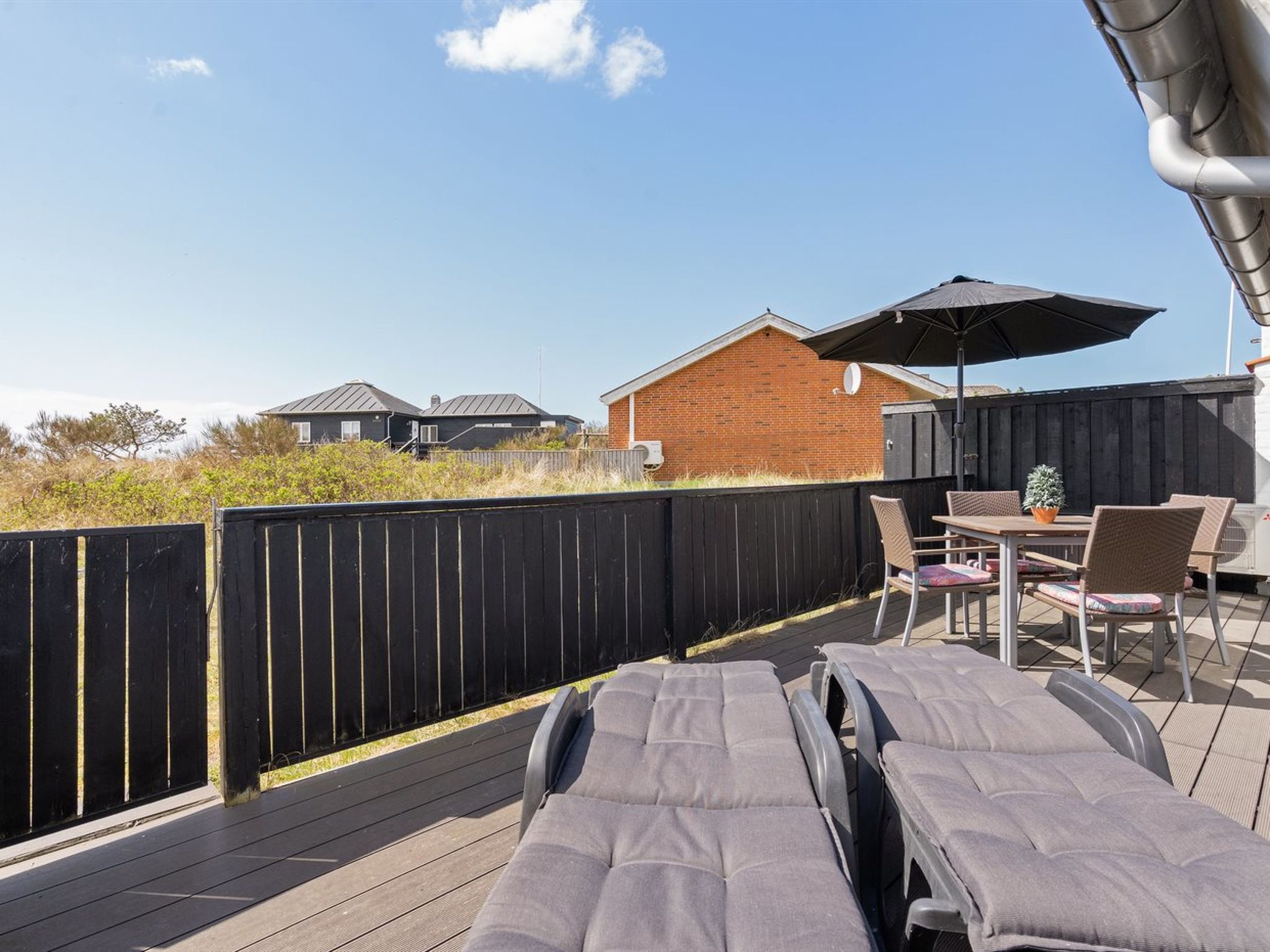 "Elmine" - 700m from the sea - Buiten