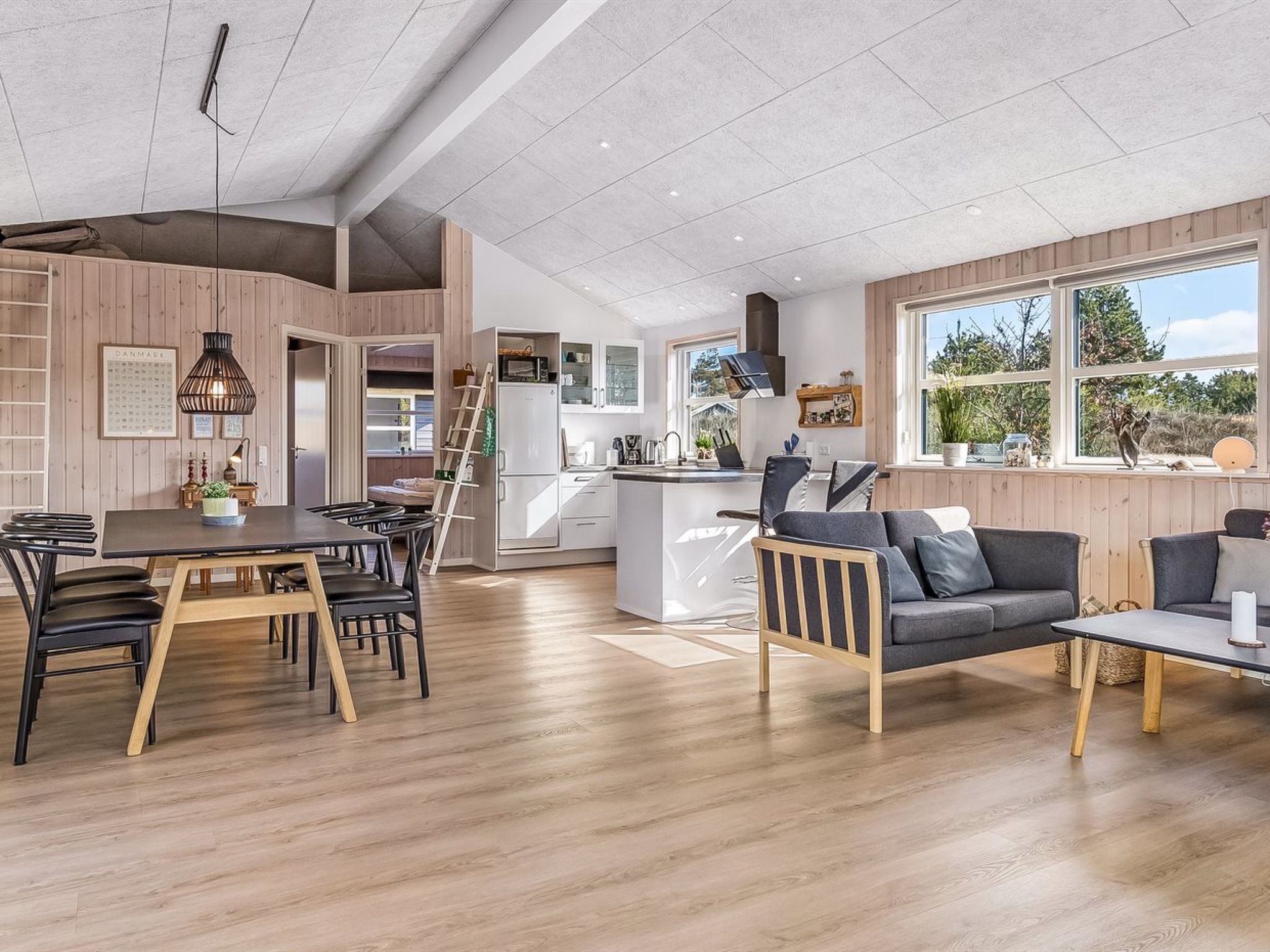 "Minke" - 2.2km from the sea - Inside