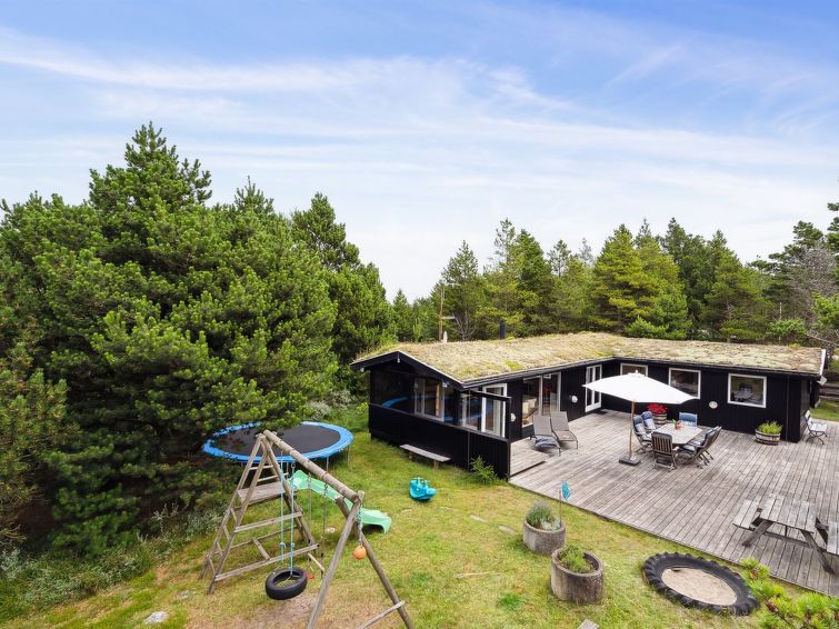 "Elin" - 3km from the sea", huis 3-kamers 73 m2. Het objekt is geschikt voor 6 volwassenen + 1 kinderen. Woonkamer met TV. 1 kamer met 1 2-pers bed. 1 kamer met 1 2-pers bed. 1 kamer met 1 x 2 stapelb..