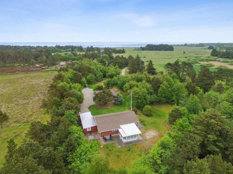 "Gwen" - 2.7km from the sea", huis 2-kamers 130 m2. Het objekt is geschikt voor 4 volwassenen. Woonkamer met TV en DVD. Studio 1 kamer met met 2 bedden, 1 2-pers divanbed en 1 x 2 stapelbedden. 1 kame..