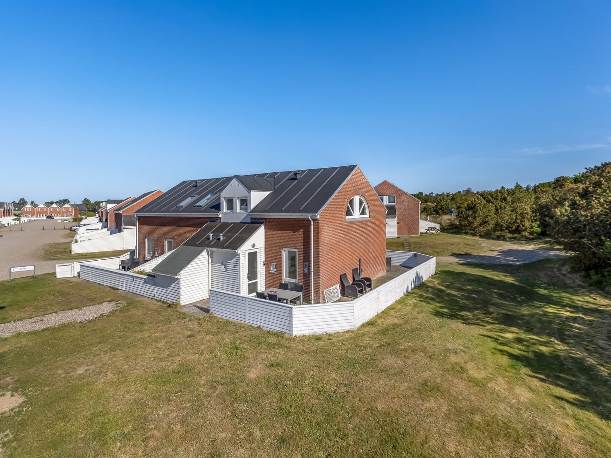 "Niilo" - 1.7km from the sea", 3-Zimmer-Wohnung 73 m2. Objekt geeignet für 6 Erwachsene. Wohnzimmer mit TV, Radio und DVD. 1 Zimmer mit 1 x 2 Etagenbetten. Küche (Backofen, Geschirrspüler, 4 Glaske..