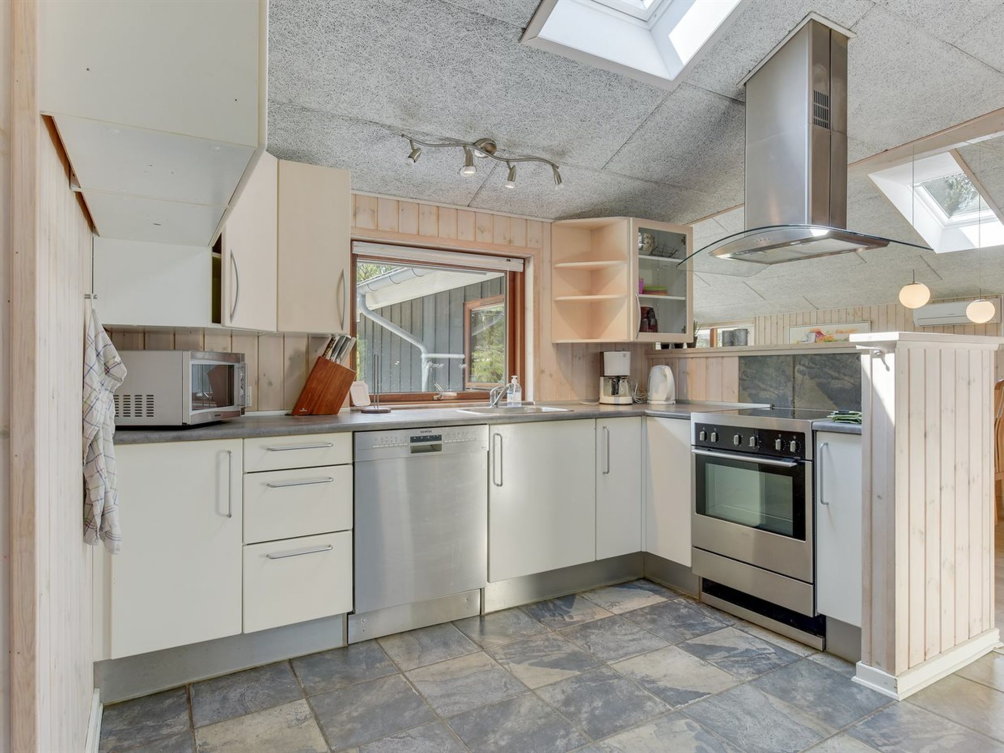 "Jonas" - 2.4km from the sea - Binnen