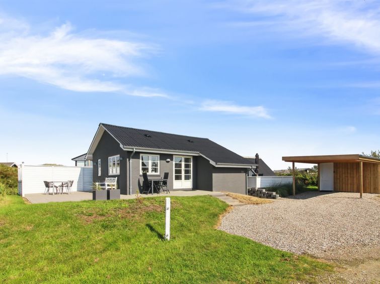 "Mikka" - 450m from the sea", huis 5-kamers 79 m2. Het objekt is geschikt voor 6 volwassenen. Woonkamer met 1 2-pers divanbed, TV en radio. Studio 1 kamer met met 2 bedden en 1 2-pers bed. Studio 1 ka..