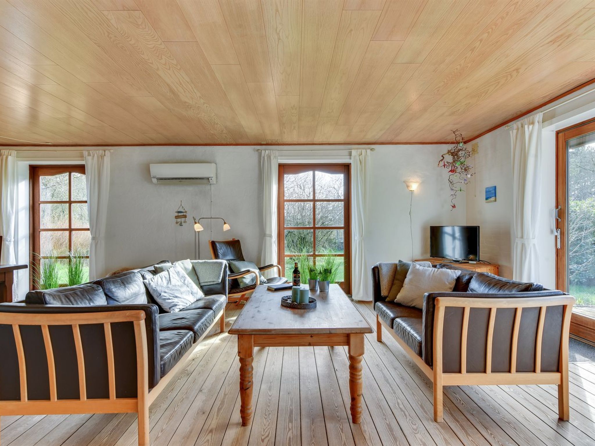 "Iiro" - 2.5km from the sea - Binnen
