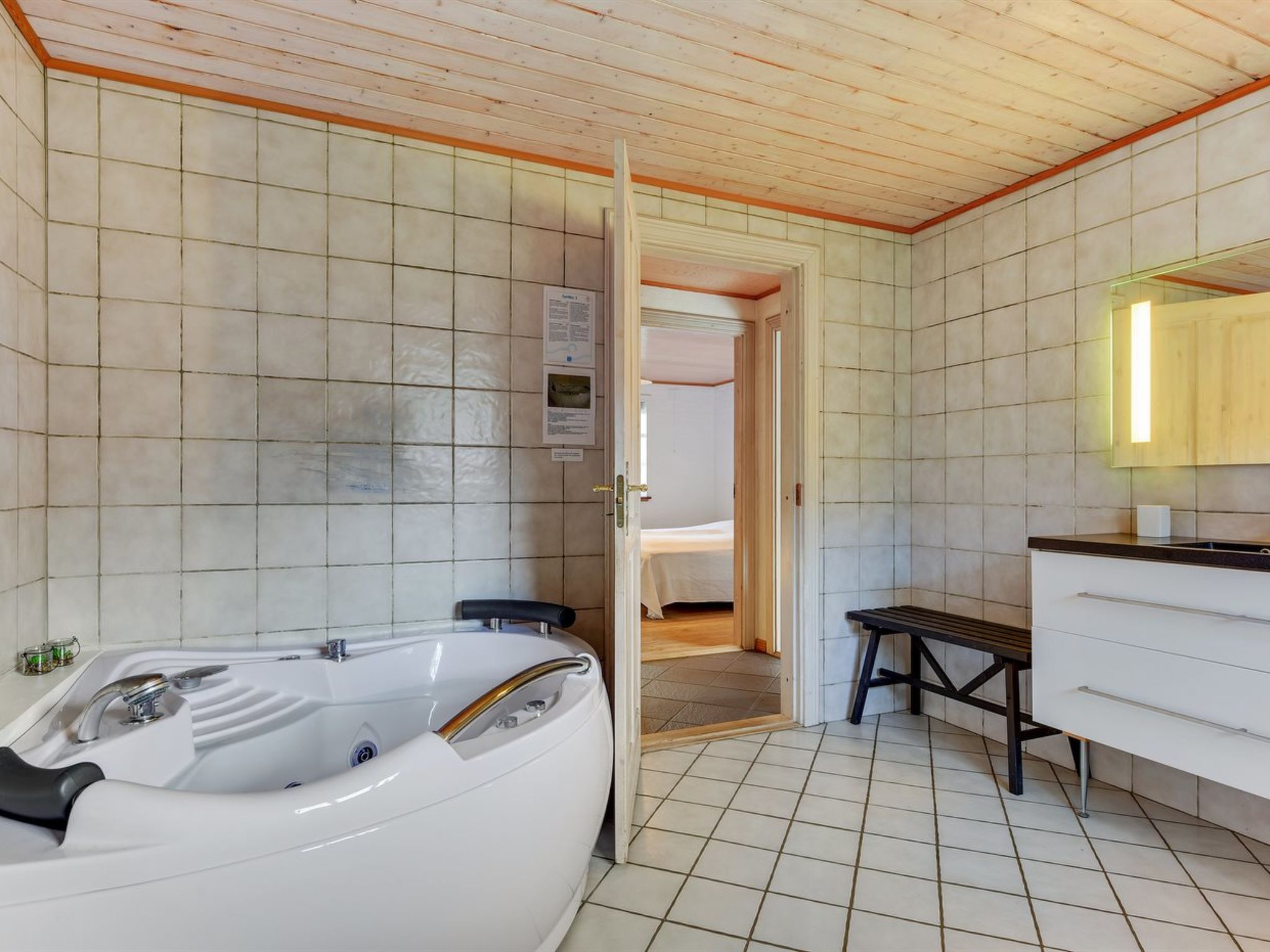 "Iiro" - 2.5km from the sea - Binnen