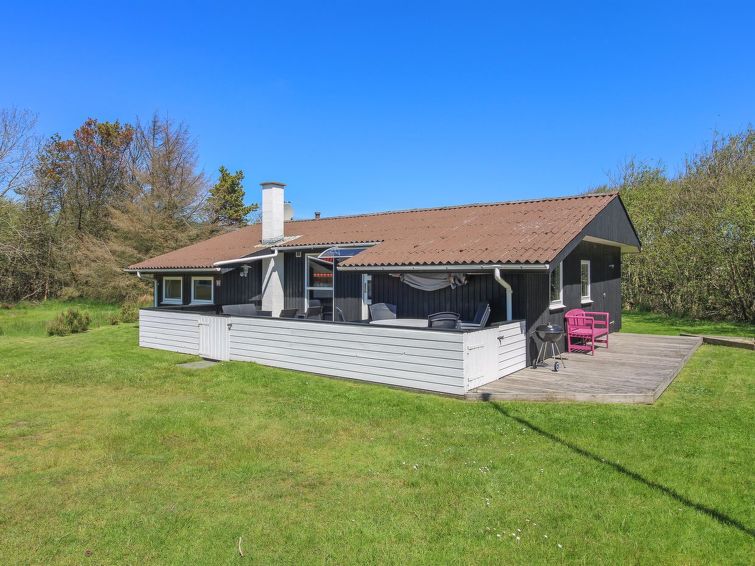 "Solborg" - 400m from the sea", huis 3-kamers 65 m2. Het objekt is geschikt voor 6 volwassenen. Woonkamer met TV, CD-speler, stereo-installatie en DVD. 1 kamer met 1 x 2 stapelbedden. 1 kamer met 1 2-..