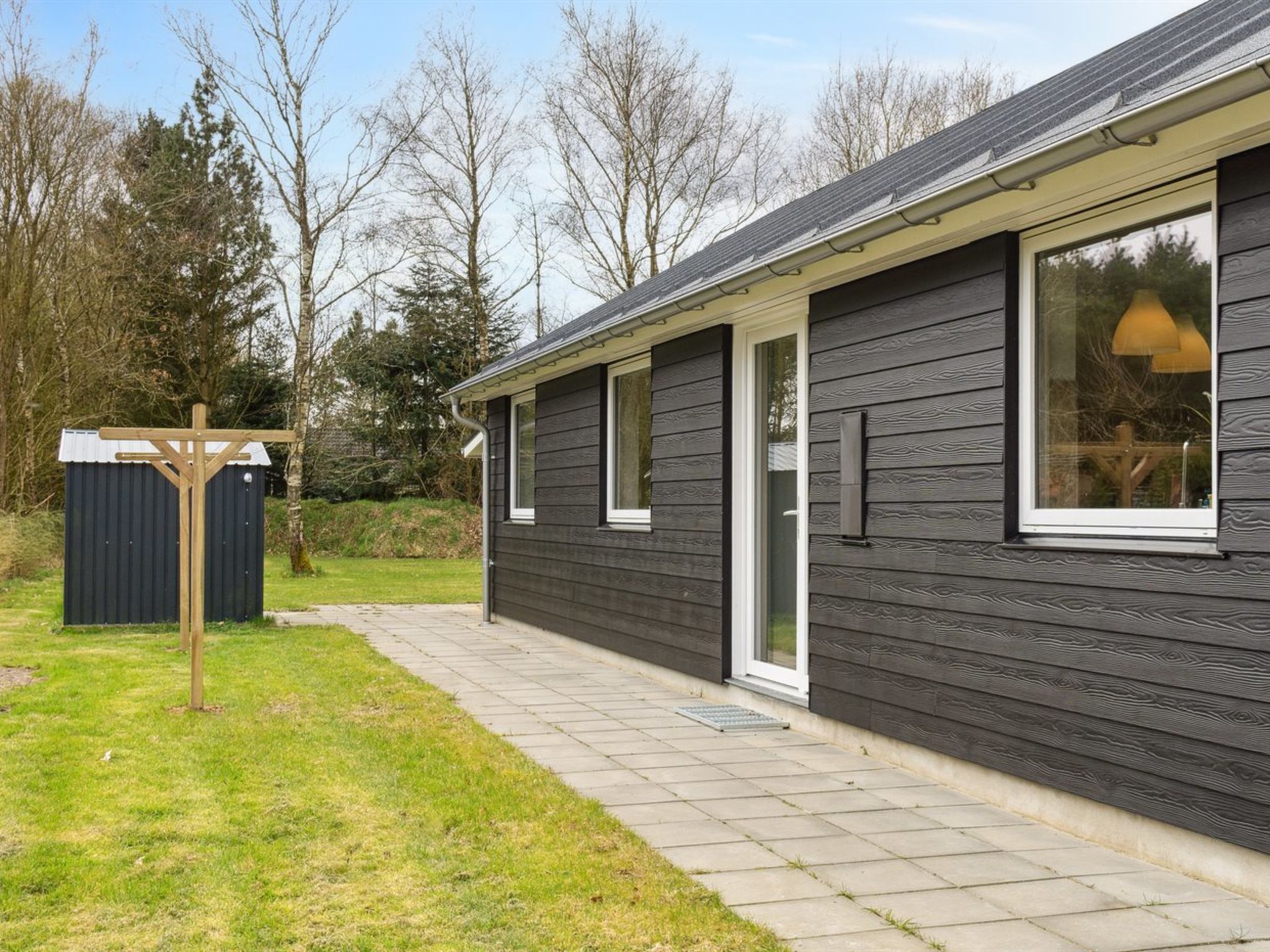 "Human" - 10.5km from the sea-Buiten