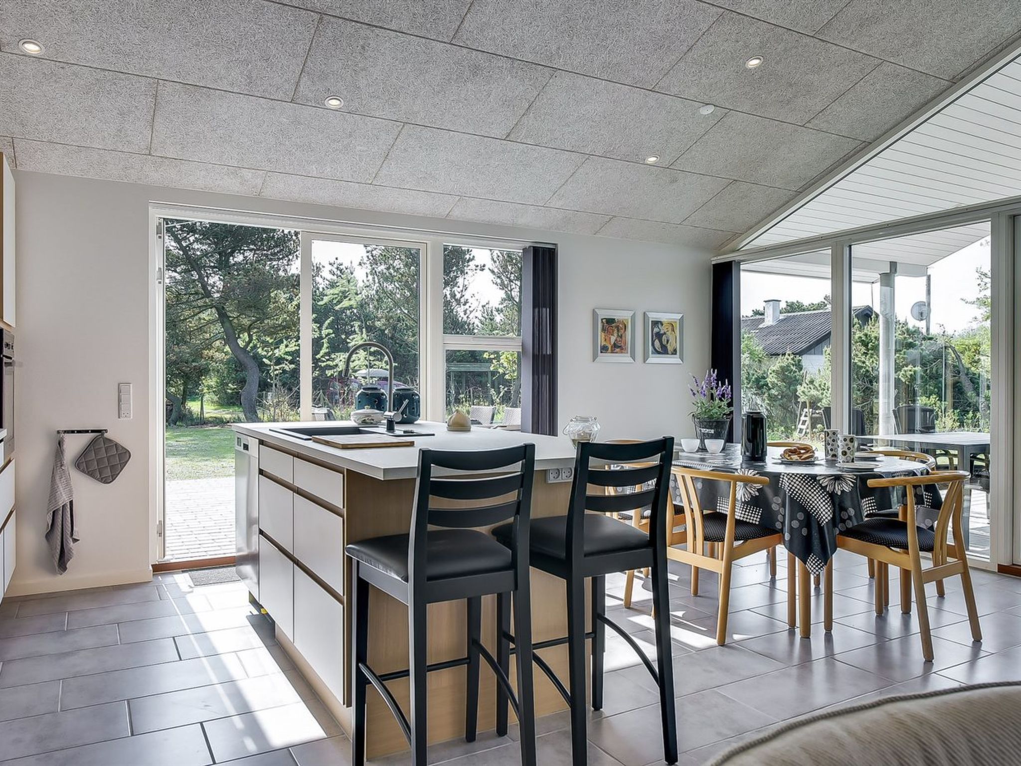 "Stacey" - 800m from the sea - Binnen