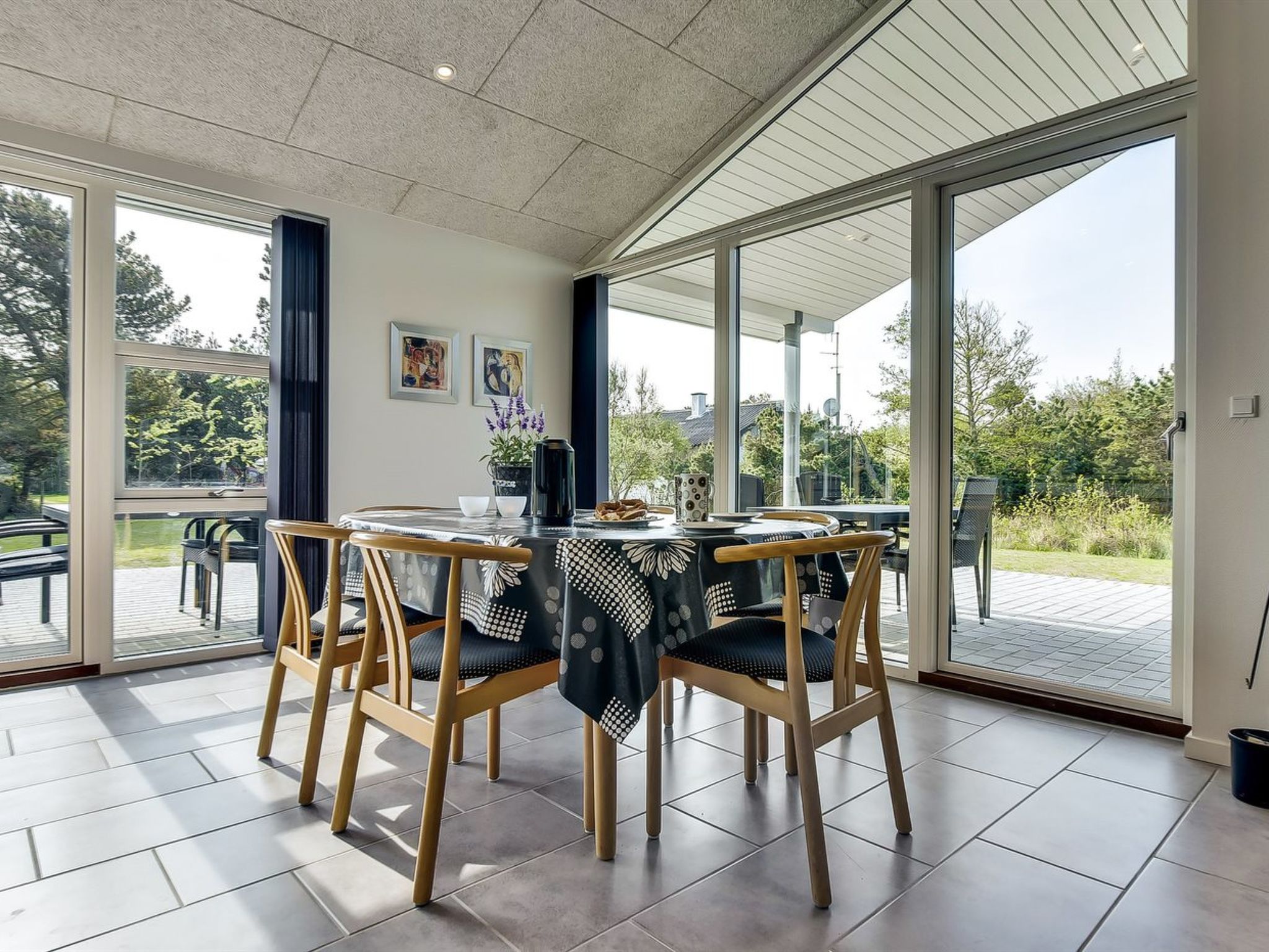 "Stacey" - 800m from the sea - Binnen