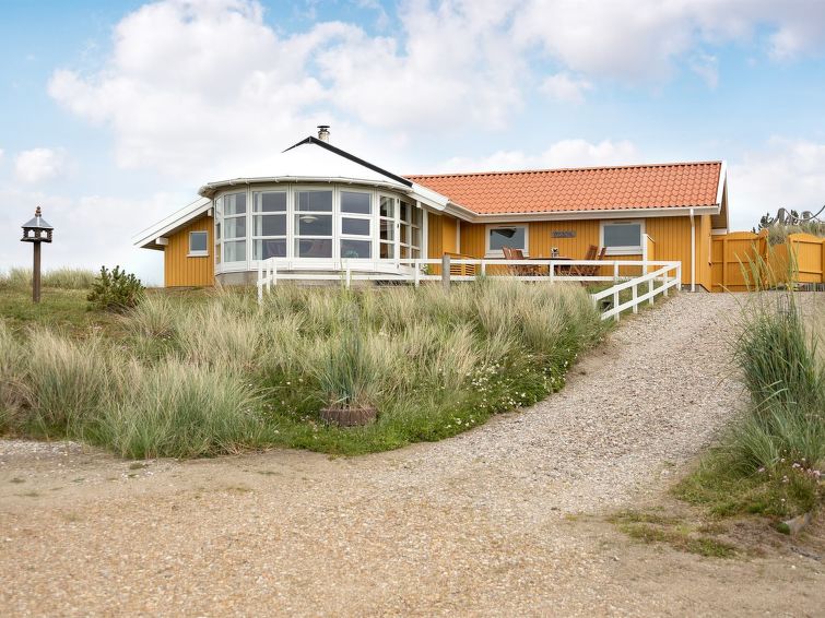 "Thrond" - 200m from the sea", huis 4-kamers 120 m2. Het objekt is geschikt voor 8 volwassenen. Woonkamer met TV, radio, CD-speler en DVD. 1 kamer met 1 2-pers bed. 1 kamer met 1 2-pers bed. 1 kamer m..