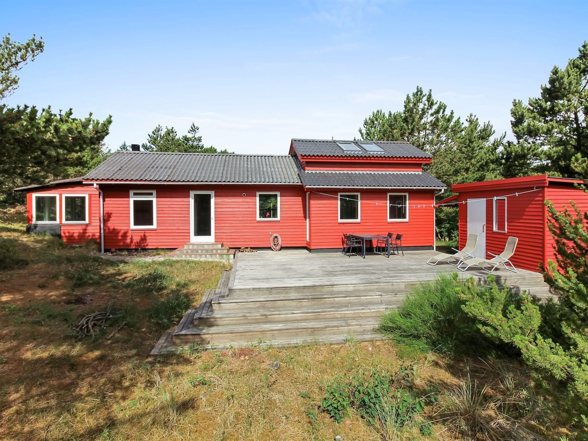 "Ilsebil" - 500m from the sea", huis 3-kamers 90 m2. Het objekt is geschikt voor 6 volwassenen. Woonkamer met CD-speler en stereo-installatie. 1 kamer met 1 2-pers bed. 1 kamer met 1 2-pers bed. 1 kam..