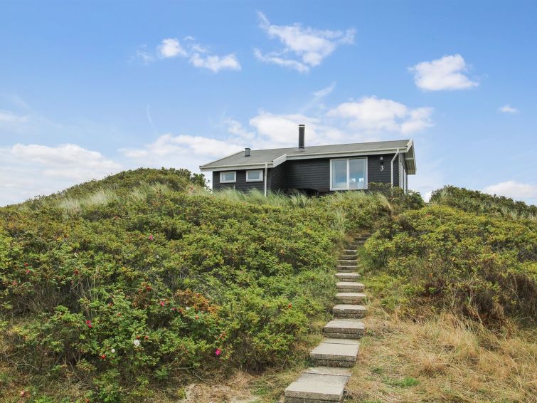 "Ami" - 200m from the sea", 3-Zimmer-Haus 77 m2. Objekt geeignet für 4 Erwachsene. Wohnzimmer mit TV und Radio. 1 Zimmer mit 1 Doppelbett. 1 Zimmer mit 1 Bett. 1 Zimmer mit 1 Bett. Küche (4 Kochplat..