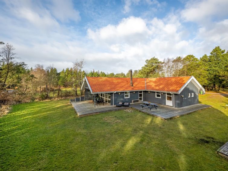 "Yuma" - 1km from the sea", huis 3-kamers 110 m2. Het objekt is geschikt voor 6 volwassenen. Woonkamer met TV. 1 kamer met 1 2-pers bed. 1 kamer met 2 bedden. 1 kamer met 1 2-pers bed. Keuken (oven, a..