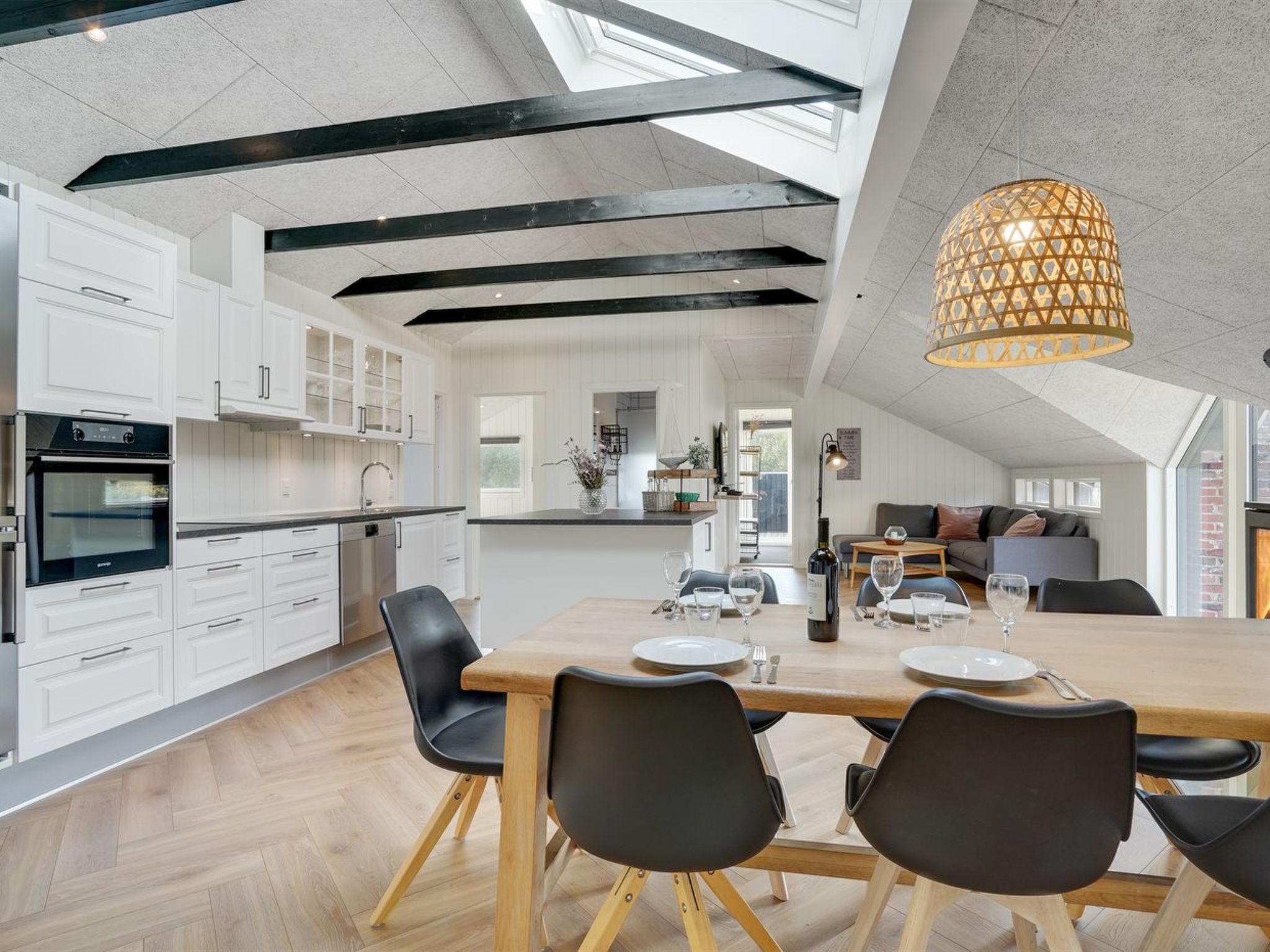 "Ellenora" - 1km from the sea - Binnen