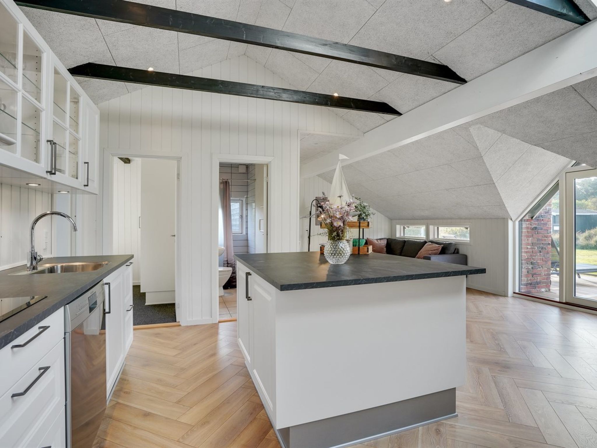 "Ellenora" - 1km from the sea - Binnen